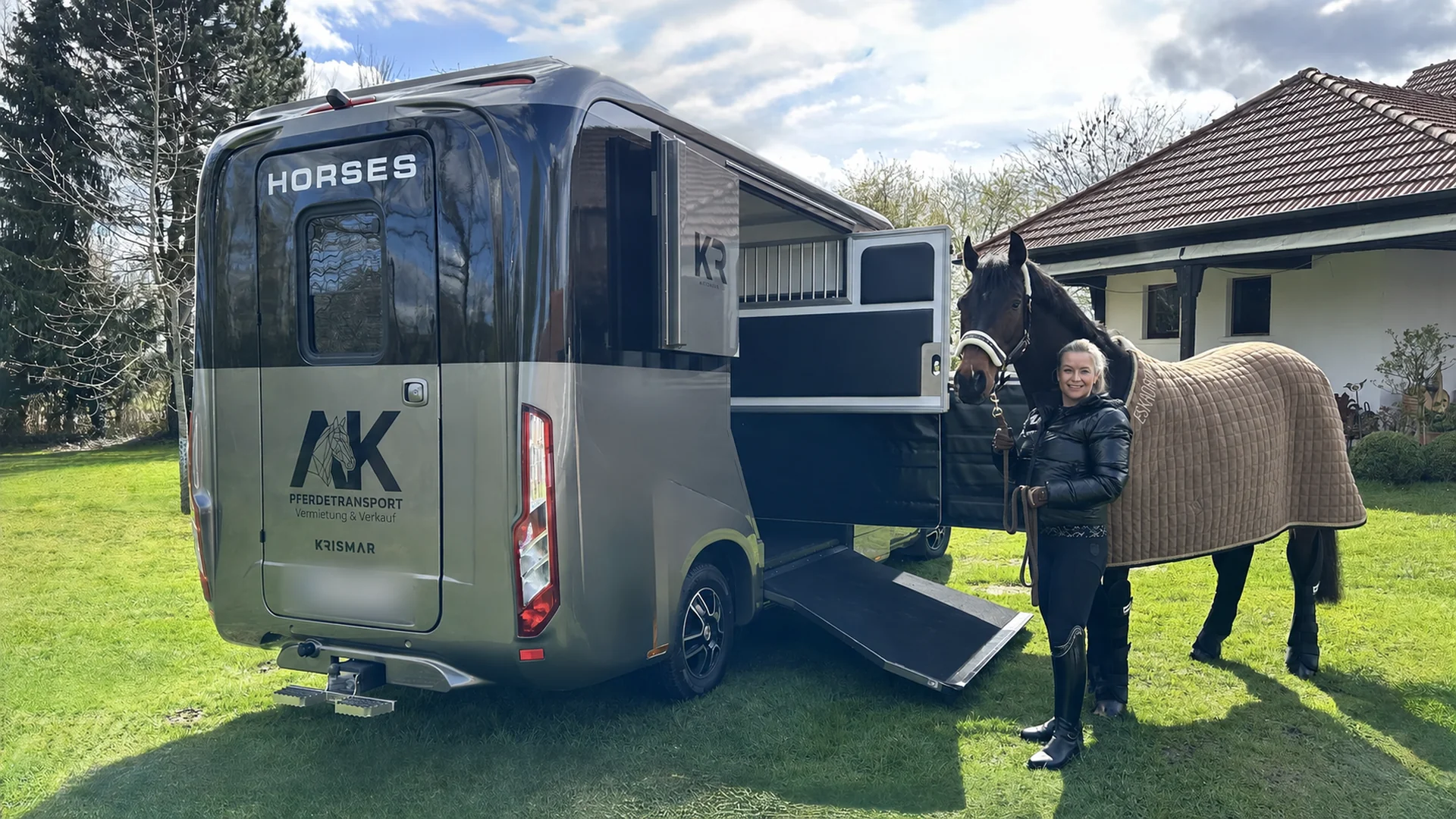 Pferdetransporter mit Pferd von AK Pferdetransport